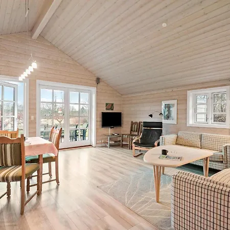2 Bedroom Cozy In Holiday home Hovborg